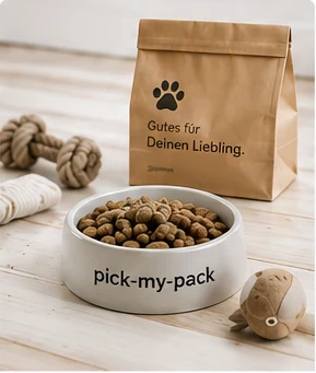 Futternapf und Heimtier-Verpackung im warmen Produktumfeld